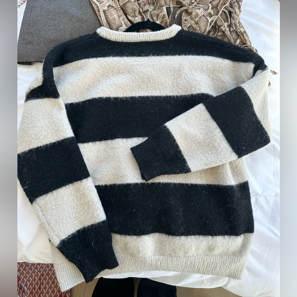 Beautiful black white striped sweater (M / almost new)